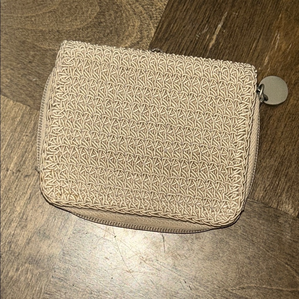 Elegant | Color: Tan | 
Woven Women's Wallet |
Condition: Very Good |
Vintage